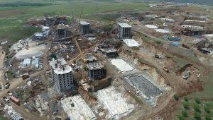 Doğanşehir'de depremzedeler için yapılan kalıcı konutların inşası sürüyor