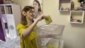 "Dünyanın en uzun boylu kadını" oyunu kullandı