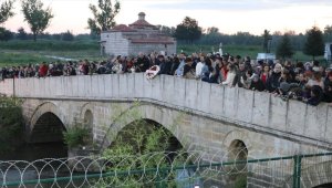 Edirne'de gün aydınlanırken dileklerin yazılı olduğu kağıtlar Tunca Nehri'ne bırakıldı