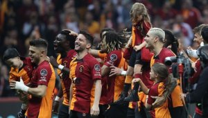 Galatasaray'da 20 futbolcuyu ilk şampiyonluk heyecanı sardı