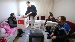 Hasta veya engelliler "seyyar sandık" ile oylarını kullandı