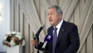 Hulusi Akar depremzedelere seslendi: Her şey normalleşinceye kadar başımızın tacısınız