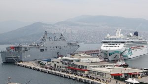 İzmir'de TCG Anadolu'nun yanına 2298 yolculu kruvaziyer demirledi