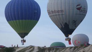 Kapadokya'da balonlar Türk bayrakları ve Atatürk posteri ile uçtu