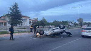 Kayseri'de devrilen otomobildeki 3 kişi kazadan yara almadan kurtuldu