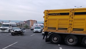 Kayseri'de tırla çarpışan otomobildeki 10 kişi yaralandı