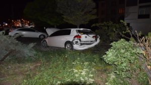 Konya'da otomobilin yayaya ve ağaca çarpması 3 kişi yaralandı