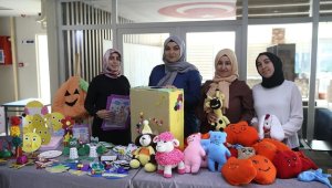 Köy çocuklarının yüzünü yaptıkları oyuncaklarla güldürdüler 