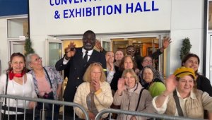 Londra'da yabancı güvenlik görevlilerinden seçmene "Türkçe" sıcak karşılama