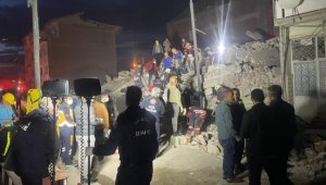 Malatya'da ağır hasarlı 4 katlı bina çöktü