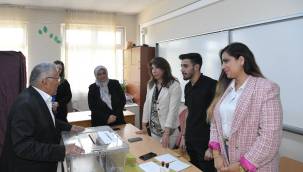 Memduh Büyükkılıç ve eşi Necmiye Büyükkılıç oylarını kullandı 