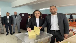 Niğde Belediye Başkanı Emrah Özdemir, oyunu kullandı