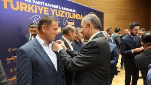 Özhaseki, Kayseri'de AK Parti'ye katılan 125 kişiye rozet taktı