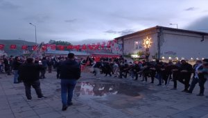 Özvatan'da vatandaşlar seçim kutlaması yaptı