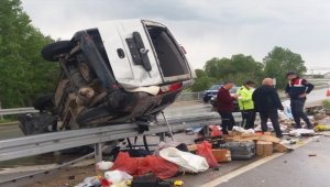 Sivas'ta devrilen hafif ticari araçtaki 2 kişi yaralandı