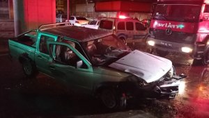 Sivas'ta otomobil ile kamyonetin çarpıştığı kazada 7 kişi yaralandı 