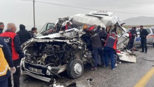 Sivas'ta tır ile yolcu minibüsünün çarpıştığı kazada 4 kişi öldü