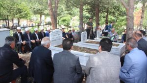 Solingen faciasında hayatını kaybedenler Amasya'daki kabirleri başında anıldı