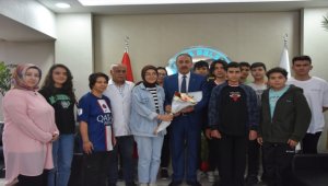 Tomarza'da depremzede öğrencilerden Başkan Şahin'e ziyaret