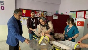 Van ve Hakkari'de hasta veya engelliler ekiplerin yardımıyla oylarını kullandı