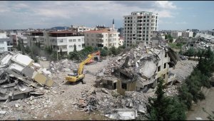 Adıyaman'da ağır hasarlı binaların yıkımı sürüyor