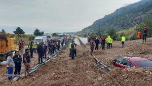 Afyonkarahisar'da heyelanda iki araç toprak altında kaldı