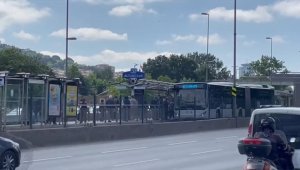 Arızalanan araç çekilirken metrobüs duraklarında yoğunluk oluştu