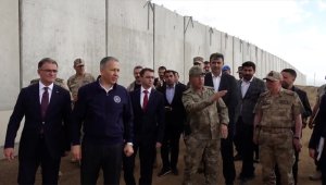 Bakan Yerlikaya, Türkiye-İran sınırındaki güvenlik duvarı çalışmalarını inceledi