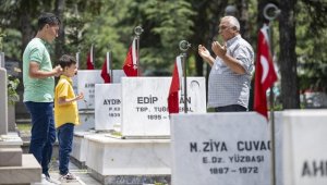 Cebeci Askeri Şehitliği'nde bayram yoğunluğu