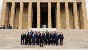 Cumhurbaşkanı Erdoğan, yeni Cumhurbaşkanlığı Kabinesi üyeleriyle Anıtkabir'i ziyaret etti