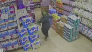 Denizli'de girdiği markette bale yapan kadının dansı kamerada