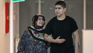 Depremzede anne oğul, hastane odasında birlikte ayağa kalktı