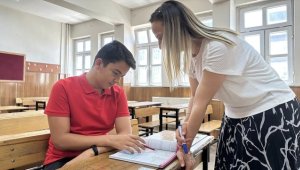 Depremzede öğrenci, zor şartlarda hazırlandığı LGS sınavından tam puan aldı