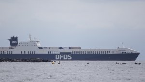 Düzensiz göçmenlerin alıkoyma girişimi üzerine operasyonla kurtarılan Türk gemisi yoluna devam ediyor