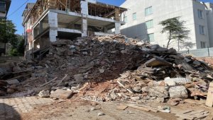 Eskişehir'de 3 katlı apartmanın kısmen çökme anları güvenlik kamerasına yansıdı