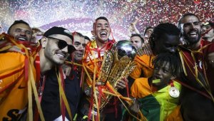 Galatasaray şampiyonluk kupasını kaldırdı