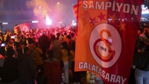 Galatasaray taraftarları şampiyonluğu kutladı