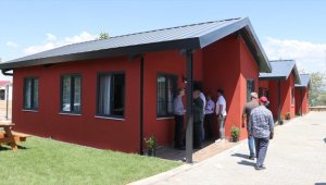 Gaziantep'in İslahiye ilçesinde tamamlanan 13 kalıcı konut teslim edildi