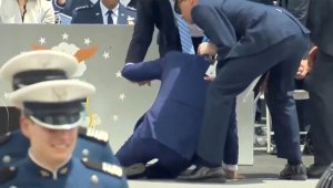 Joe Biden yine düştü: Yerden zor kaldırdılar