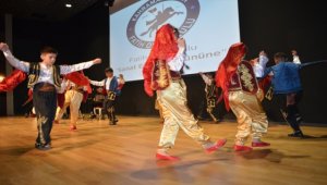 Kahramankazan'da ortaokul öğrencileri resimlerini sergiledi, öğretmenleri müzik dinletisi sundu