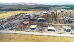 Kahramanmaraş'ın Türkoğlu ilçesinde köy tipi afet konutlarının yapımı sürüyor 