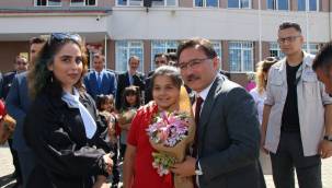 Kayseri protokolü minik öğrencilerin karnelerini verdi