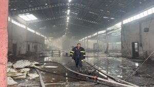 Kayseri'de sünger üretilen fabrikada çıkan yangın söndürüldü