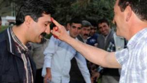 Kesilen kurbanın kanından alına sürülmesi İslam Dininde var mıdır?