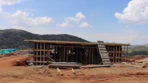 Kilis'te depremzedeler için yapılan köy evlerinin inşası sürüyor