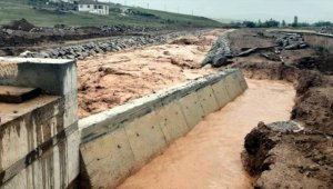 Kırıkkale'de sağanak nedeniyle dereler taştı, arazileri su bastı