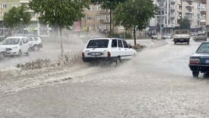 Kırşehir'de sağanak hayatı olumsuz etkiledi