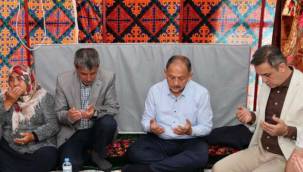 Mehmet Özhaseki, bayramın ilk gününde depremzede aileleri ziyaret etti