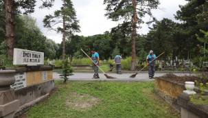 Mezarlıklar bayrama hazırlanırken, yaşlı ve engellilere de ücretsiz servis imkanı sunulacak