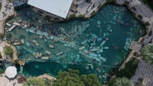 Pamukkale'deki antik termal havuz, havalar bunaltsa da boş kalmıyor